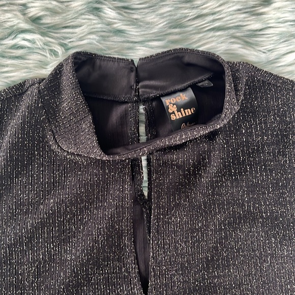 Sleeveless Mock-Neck Shimmer Top - Picture 3 of 4